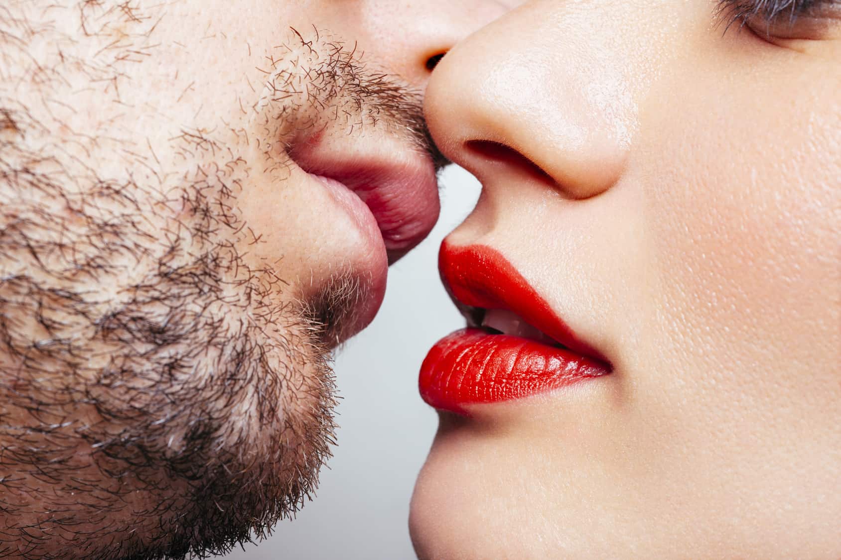 Целую программ. Поцелуй в губы. Французский поцелуй. Поцелуй щетина. Женский поцелуй.